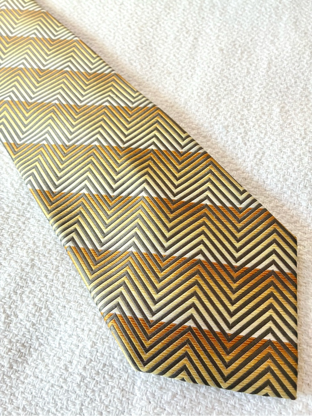 Daniel Craig Classic Chevron 100% Silk Tie in Gold and Gray
